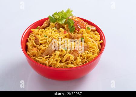 Flugzeug, Huhn, Ei, Rindfleisch, Garnelen Instant Noddle isoliert auf weißem Hintergrund für Design oder Verpackung Stockfoto