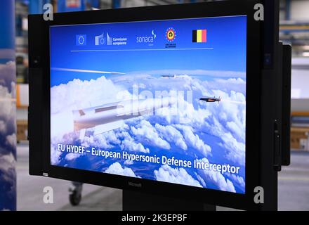 Die Abbildung zeigt die Präsentation des europäischen Pilotprojekts des Luft- und Raumfahrtunternehmens Sonaca für den Entwurf des ersten Überschallraketen-Abfangers am Montag, den 26. September 2022 in Gosselies, Charleroi. BELGA FOTO JOHN THYS Stockfoto