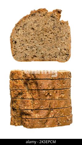 Dinkelbrotscheiben, Vorder- und Draufsicht, isoliert auf weißem Hintergrund. Hausgemachtes und knuspriges, frisches dunkles Brot aus VollkornDinkel. Stockfoto