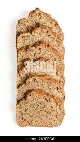 Überlappende Dinkelbrotscheiben, von oben, auf weißem Hintergrund. Hausgemachtes und knuspriges, frisches dunkles Brot aus VollkornDinkel. Stockfoto