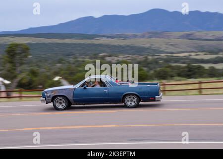 Zwei Personen in einem Schnellwagen mit einem ungeraden Frontflügel fahren auf dem Highway in der Nähe von Canon City in Colorado, USA Stockfoto