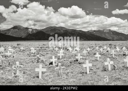 Die Kreuze sehr alter Gräber auf dem Cotton Creek Friedhof bei Moffatt in Colorado USA Stockfoto