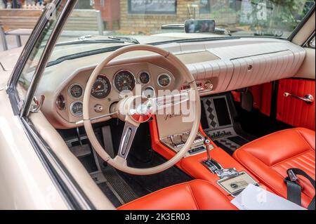 Cochrane, Alberta - 11. September 2022: Ein 1963 Studebaker Avanti Auto. Stockfoto