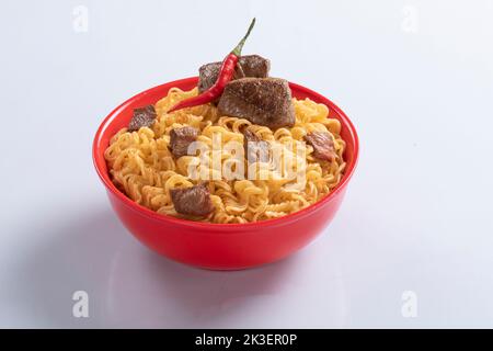 Flugzeug, Huhn, Ei, Rindfleisch, Garnelen Instant Noddle isoliert auf weißem Hintergrund für Design oder Verpackung Stockfoto