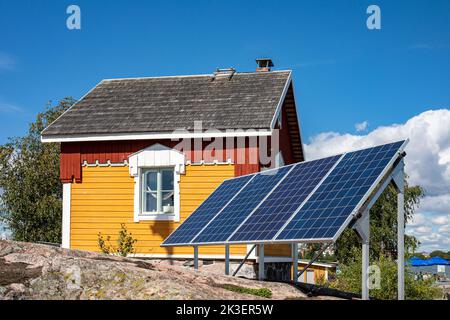 Sonnenkollektoren von Cafe Kobben, einem alten Pilothaus auf der Katajanokanluoto-Insel in Helsinki, Finnland Stockfoto