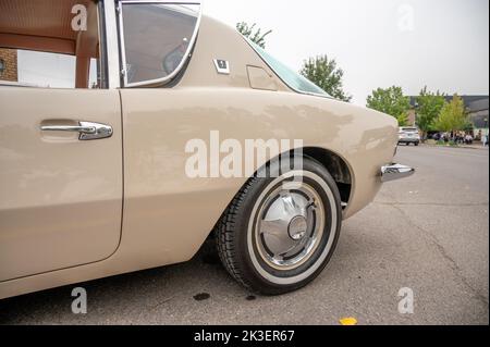 Cochrane, Alberta - 11. September 2022: Ein 1963 Studebaker Avanti Auto. Stockfoto