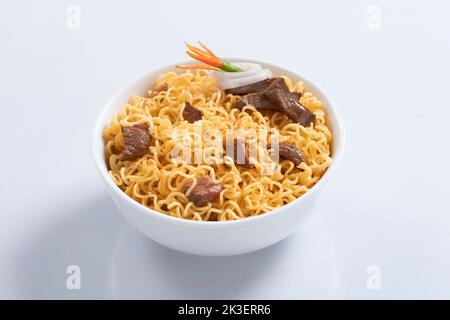 Flugzeug, Huhn, Ei, Rindfleisch, Garnelen Instant Noddle isoliert auf weißem Hintergrund für Design oder Verpackung Stockfoto