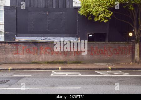 London, Großbritannien. 26. September 2022. „Iran Revolution“-Graffiti an einer Wand vor der Botschaft. Nach dem Tod von Mahsa Amini, der in Polizeigewahrsam im Iran starb, nachdem er festgenommen worden war, weil er angeblich in der Öffentlichkeit kein Kopftuch (Hijab) „ordnungsgemäß“ trug, versammeln sich die Demonstranten weiterhin vor der Botschaft des Iran in London. Kredit: Vuk Valcic/Alamy Live Nachrichten Stockfoto