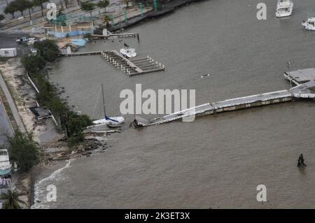 Ponce, Usa. 19. September 2022. US-Küstenwache-Besatzungen führen nach dem 19. September 2022 in der Nähe von Ponce, Puerto Rico, einen Überflug über die Südküste von Puerto Rico durch. Quelle: CPO Stephen Lehmann/US Coast Guard/Alamy Live News Stockfoto