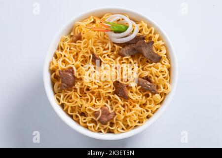 Flugzeug, Huhn, Ei, Rindfleisch, Garnelen Instant Noddle isoliert auf weißem Hintergrund für Design oder Verpackung Stockfoto