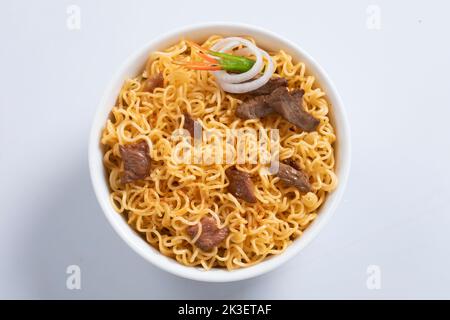 Flugzeug, Huhn, Ei, Rindfleisch, Garnelen Instant Noddle isoliert auf weißem Hintergrund für Design oder Verpackung Stockfoto