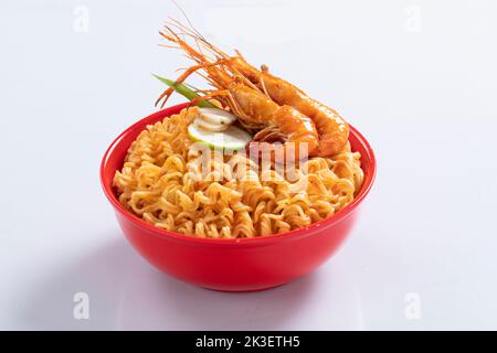 Flugzeug, Huhn, Ei, Rindfleisch, Garnelen Instant Noddle isoliert auf weißem Hintergrund für Design oder Verpackung Stockfoto