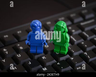 Tambow, Russische Föderation - 17. September 2022 zwei monochrome Lego-Minifiguren, die auf einer schwarzen Computertastatur stehen. LEGO Everyone ist ein tolles Set. C Stockfoto