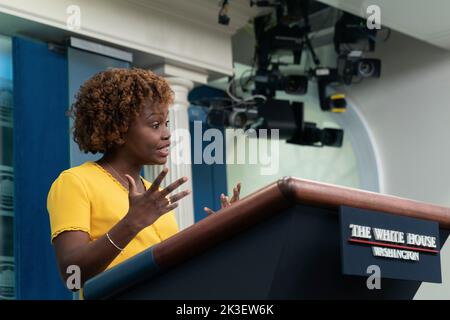 Washington, Vereinigte Staaten. 26. September 2022. Die Pressesprecherin des Weißen Hauses, Karine Jean-Pierre, hält am 26. September 2022 im Weißen Haus in Washington, DC, eine Pressekonferenz. Quelle: Chris Kleponis/Pool via CNP/dpa/Alamy Live News Stockfoto