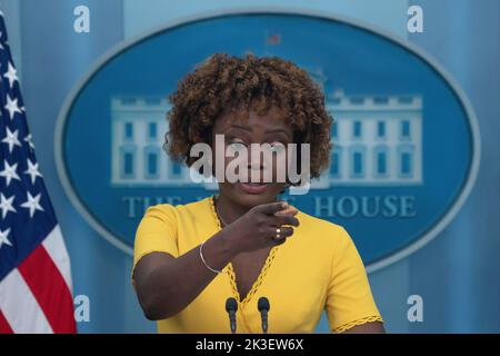 Washington, Vereinigte Staaten. 26. September 2022. Die Pressesprecherin des Weißen Hauses, Karine Jean-Pierre, hält am 26. September 2022 im Weißen Haus in Washington, DC, eine Pressekonferenz. Quelle: Chris Kleponis/Pool via CNP/dpa/Alamy Live News Stockfoto