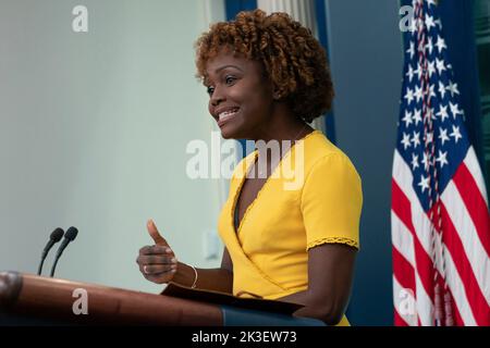 Washington, Vereinigte Staaten. 26. September 2022. Die Pressesprecherin des Weißen Hauses, Karine Jean-Pierre, hält am 26. September 2022 im Weißen Haus in Washington, DC, eine Pressekonferenz. Quelle: Chris Kleponis/Pool via CNP/dpa/Alamy Live News Stockfoto