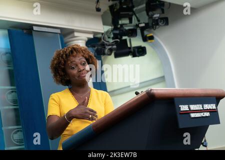 Washington, Vereinigte Staaten. 26. September 2022. Die Pressesprecherin des Weißen Hauses, Karine Jean-Pierre, hält am 26. September 2022 im Weißen Haus in Washington, DC, eine Pressekonferenz. Quelle: Chris Kleponis/Pool via CNP/dpa/Alamy Live News Stockfoto