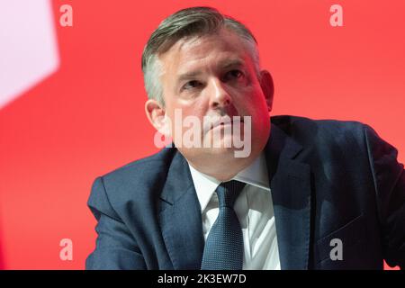 Liverpool UK, 26. September 2022, Jonathan Ashworth. Schattenstaatssekretär für Arbeit und Pensionen. Hört Louise Haigh zu.Liverpool Kings Dock. Liverpool, Großbritannien. Bild: gary Roberts/worldwidefeatures.com Stockfoto