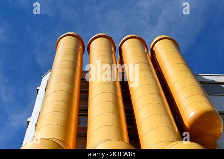 Rotterdam, Niederlande - August 2022: Große gelbe Röhren an der Außenseite des modernen öffentlichen Bibliotheksgebäudes im Stadtzentrum von Rotterdam Stockfoto