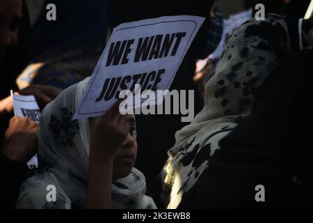 26. September 2022, Srinagar, Jammu und Kaschmir, Indien: Ehefrauen von Kashmiri-Militanten halten Plakate während eines Protestes gegen das gefälschte Versprechen der Regierung im Namen der Rehabilitationspolitik in der Sommerhauptstadt Srinagar im von Indien kontrollierten Kaschmir. Die Protestierenden behaupteten, dass die Landesregierung ihnen einen bedeutenden politischen Schwindel hinsichtlich der Rehabilitationspolitik aufführte. Unsere Reisedokumente wurden zurückgestellt. Uns wird ein Treffen mit unseren Eltern verweigert. Wir leiden in großer Weise, wir haben das Tal nicht alleine besucht, sondern wurden hier genannt und uns wurde ein Würdenträger versprochen Stockfoto