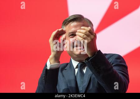 Liverpool UK, 26. September 2022, Jonathan Ashworth. Schattenstaatssekretär für Arbeit und Pensionen. Hört Louise Haigh zu.Liverpool Kings Dock. Liverpool, Großbritannien. Bild: gary Roberts/worldwidefeatures.com Stockfoto