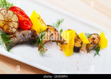 Forellensteaks mit Kartoffeln Stockfoto