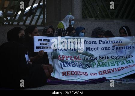 26. September 2022, Srinagar, Jammu und Kaschmir, Indien: Ehefrauen von Kashmiri-Militanten halten Plakate während eines Protestes gegen das gefälschte Versprechen der Regierung im Namen der Rehabilitationspolitik in der Sommerhauptstadt Srinagar im von Indien kontrollierten Kaschmir. Die Protestierenden behaupteten, dass die Landesregierung ihnen einen bedeutenden politischen Schwindel hinsichtlich der Rehabilitationspolitik aufführte. Unsere Reisedokumente wurden zurückgestellt. Uns wird ein Treffen mit unseren Eltern verweigert. Wir leiden in großer Weise, wir haben das Tal nicht alleine besucht, sondern wurden hier genannt und uns wurde ein Würdenträger versprochen Stockfoto