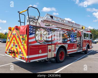 Großer freiwilliger roter Leiter oder Feuerwehrwagen, der als Einsatzfahrzeug und Rettungsfahrzeug für eine örtliche Feuerwehr in Pike Road Alabama, USA, verwendet wird. Stockfoto