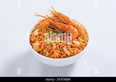 Flugzeug, Huhn, Ei, Rindfleisch, Garnelen Instant Noddle isoliert auf weißem Hintergrund für Design oder Verpackung Stockfoto