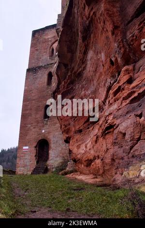 Frankenstein, Deutschland - 26. Dezember 2020: Turm und roter Kalkstein auf Schloss Frankenstein an einem Wintertag in Deutschland. Stockfoto