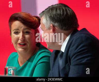 Liverpool, Großbritannien, 26. September 2022, Jonathan Ashworth, Schattenminister für Arbeit und Pensionen. Hört Louise Haigh zu.Liverpool Kings Dock. Liverpool, Großbritannien. Bild: gary Roberts/worldwidefeatures.com Stockfoto