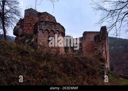 Frankenstein, Deutschland - 26. Dezember 2020: Kleiner Teil der Burgruine Frankenstein an einem bewölkten Wintertag in Deutschland. Stockfoto