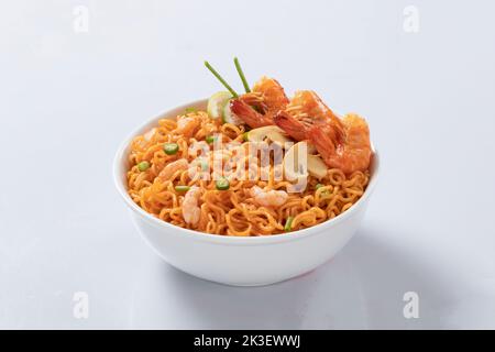Flugzeug, Huhn, Ei, Rindfleisch, Garnelen Instant Noddle isoliert auf weißem Hintergrund für Design oder Verpackung Stockfoto