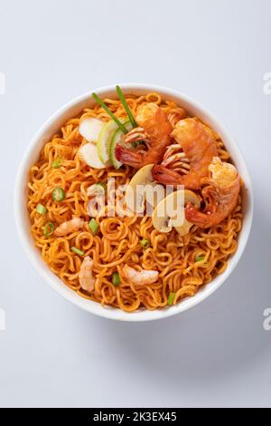 Flugzeug, Huhn, Ei, Rindfleisch, Garnelen Instant Noddle isoliert auf weißem Hintergrund für Design oder Verpackung Stockfoto