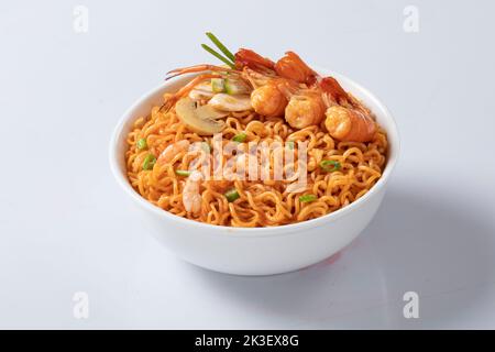 Flugzeug, Huhn, Ei, Rindfleisch, Garnelen Instant Noddle isoliert auf weißem Hintergrund für Design oder Verpackung Stockfoto