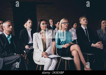 Porträt von Geschäftsleuten ceo Chef Chef Teilnahme an der Veranstaltung zuzuhören Presenter Plan in Loft Holz Backstein industriellen Stil Interieur innen Stockfoto