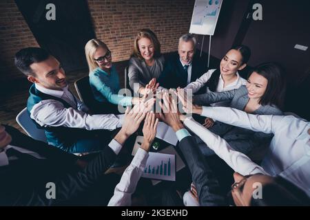 Portrait von erfolgreichen Geschäftspartnern Sitz Stuhl Hände klatschen geben hohe fünf Loft Industriebüro in Innenräumen Stockfoto
