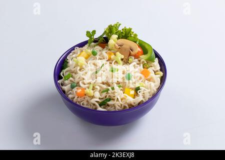 Flugzeug, Huhn, Ei, Rindfleisch, Garnelen Instant Noddle isoliert auf weißem Hintergrund für Design oder Verpackung Stockfoto