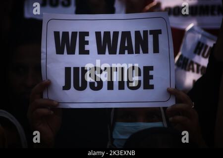 26. September 2022, Srinagar, Jammu und Kaschmir, Indien: Ehefrauen von Kashmiri-Militanten halten Plakate während eines Protestes gegen das gefälschte Versprechen der Regierung im Namen der Rehabilitationspolitik in der Sommerhauptstadt Srinagar im von Indien kontrollierten Kaschmir. Die Protestierenden behaupteten, dass die Landesregierung ihnen einen bedeutenden politischen Schwindel hinsichtlich der Rehabilitationspolitik aufführte. Unsere Reisedokumente wurden zurückgestellt. Uns wird ein Treffen mit unseren Eltern verweigert. Wir leiden in großer Weise, wir haben das Tal nicht alleine besucht, sondern wurden hier genannt und uns wurde ein Würdenträger versprochen Stockfoto