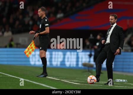 London, Großbritannien. 26. September 2022. Fußball: Nations League A, England - Deutschland, Gruppenphase, Gruppe 3, Matchday 6 im Wembley Stadium spielt England-Trainer Gareth Southgate den Ball. Quelle: Christian Charisius/dpa/Alamy Live News Stockfoto
