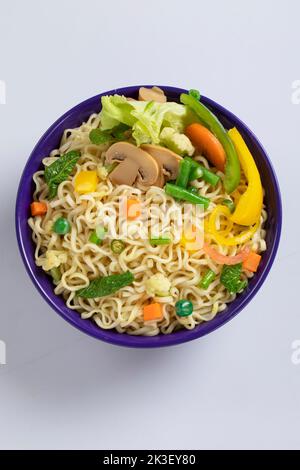 Flugzeug, Huhn, Ei, Rindfleisch, Garnelen Instant Noddle isoliert auf weißem Hintergrund für Design oder Verpackung Stockfoto