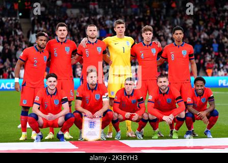Die englische Reece James, Harry Maguire, Eric Dier, Nick Pope, John Stones, Jude Bellingham, Declan Rcy, Harry Kane, Phil Foden, Luke Shaw und Raheem Sterling vor dem Spiel der UEFA Nations League im Wembley Stadium, London. Bilddatum: Montag, 26. September 2022. Stockfoto