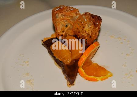 Schokoladen-Ganache auf einem weißen Teller Stockfoto