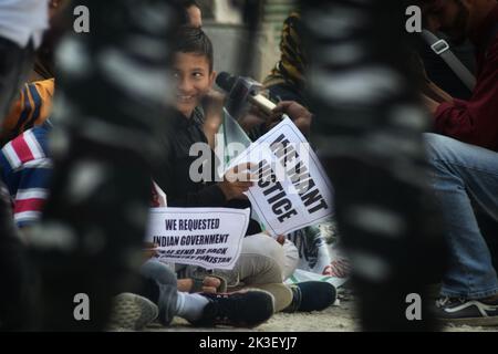 26. September 2022, Srinagar, Jammu und Kaschmir, Indien: Ehefrauen von Kashmiri-Militanten halten Plakate während eines Protestes gegen das gefälschte Versprechen der Regierung im Namen der Rehabilitationspolitik in der Sommerhauptstadt Srinagar im von Indien kontrollierten Kaschmir. Die Protestierenden behaupteten, dass die Landesregierung ihnen einen bedeutenden politischen Schwindel hinsichtlich der Rehabilitationspolitik aufführte. Unsere Reisedokumente wurden zurückgestellt. Uns wird ein Treffen mit unseren Eltern verweigert. Wir leiden in großer Weise, wir haben das Tal nicht alleine besucht, sondern wurden hier genannt und uns wurde ein Würdenträger versprochen Stockfoto