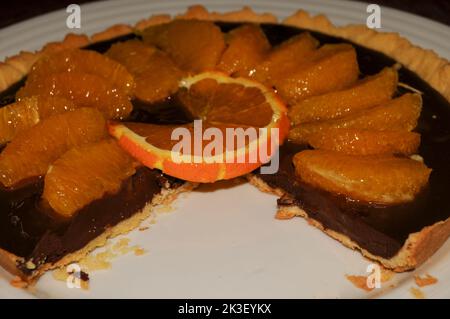 Schokoladen-Ganache auf einem weißen Teller Stockfoto