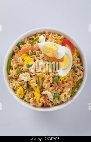 Flugzeug, Huhn, Ei, Rindfleisch, Garnelen Instant Noddle isoliert auf weißem Hintergrund für Design oder Verpackung Stockfoto