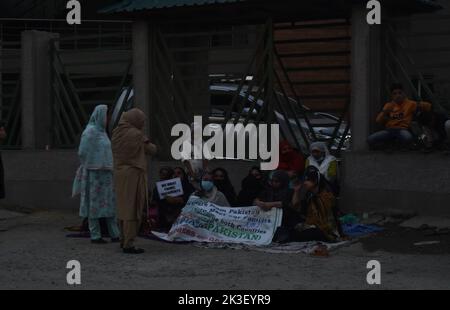 26. September 2022, Srinagar, Jammu und Kaschmir, Indien: Ehefrauen von Kashmiri-Militanten halten Plakate während eines Protestes gegen das gefälschte Versprechen der Regierung im Namen der Rehabilitationspolitik in der Sommerhauptstadt Srinagar im von Indien kontrollierten Kaschmir. Die Protestierenden behaupteten, dass die Landesregierung ihnen einen bedeutenden politischen Schwindel hinsichtlich der Rehabilitationspolitik aufführte. Unsere Reisedokumente wurden zurückgestellt. Uns wird ein Treffen mit unseren Eltern verweigert. Wir leiden in großer Weise, wir haben das Tal nicht alleine besucht, sondern wurden hier genannt und uns wurde ein Würdenträger versprochen Stockfoto