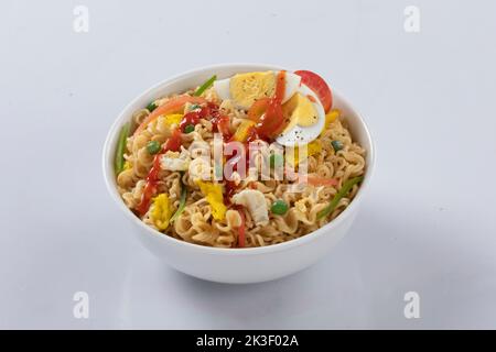 Flugzeug, Huhn, Ei, Rindfleisch, Garnelen Instant Noddle isoliert auf weißem Hintergrund für Design oder Verpackung Stockfoto