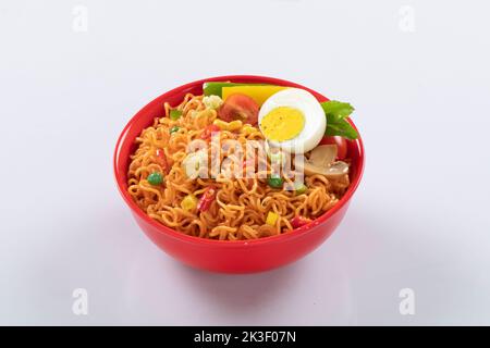 Flugzeug, Huhn, Ei, Rindfleisch, Garnelen Instant Noddle isoliert auf weißem Hintergrund für Design oder Verpackung Stockfoto