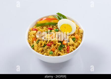 Flugzeug, Huhn, Ei, Rindfleisch, Garnelen Instant Noddle isoliert auf weißem Hintergrund für Design oder Verpackung Stockfoto